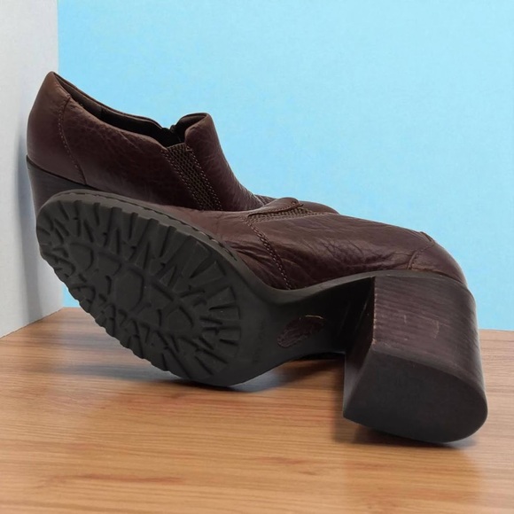 Born Sz 8.5 M/W Brown Distressed Leather Bootie Ankle Boot Cushioned 3 inch Heel - Picture 13 of 15